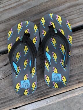 Reef Kids' Gray Lightning Ahi Bolt Up Flip Flops Sandals For The Pool Beach